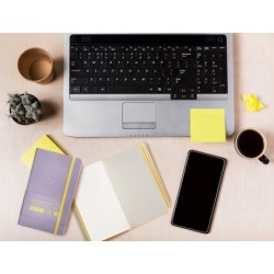 Cuaderno con gomilla antartik notes tapa blanda a6 rayas morado y amarillo 100 hojas 80 gr fsc