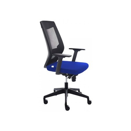 Silla rocada de oficina con brazos tapizada en tela ignifuga azul y respaldo en polimero negro