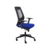 Silla rocada de oficina con brazos tapizada en tela ignifuga azul y respaldo en polimero negro