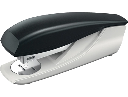 Grapadora Petrus 235 Color Negro Capacidad 20 Hojas Usa Grapas 22/6 24/6 y 26/6