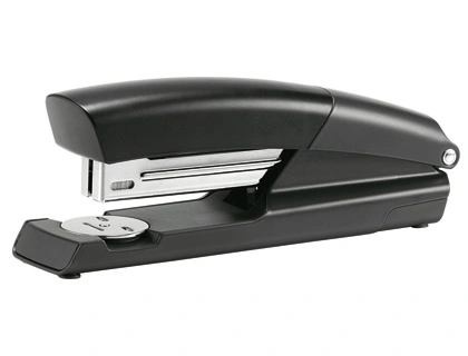 Grapadora Petrus 2002-P Color Negro Capacidad 30 Hojas